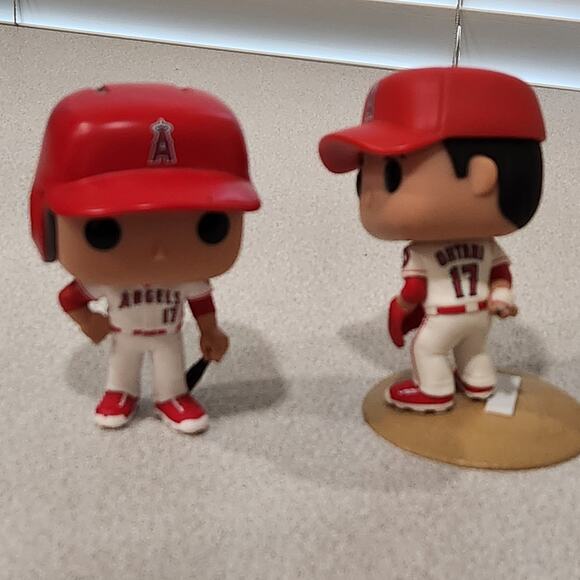 Shohei Ohtani LA Angels 2 Pack White Jersey Funko Pitching & Batting Figurines - Picture 3 of 3
